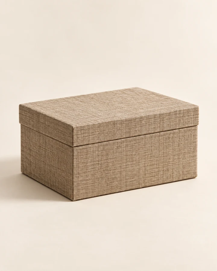 A quiet beige-brown tone. One storage box with lid.